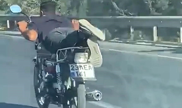 Canını hiçe saydı, motosikleti yatarak sürdü: O anlar kamerada