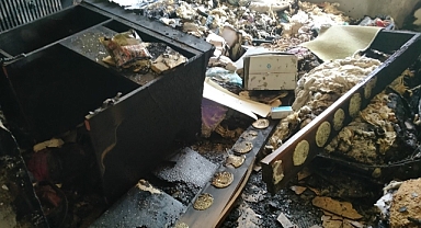 Çıkan yangında bir ev küle döndü