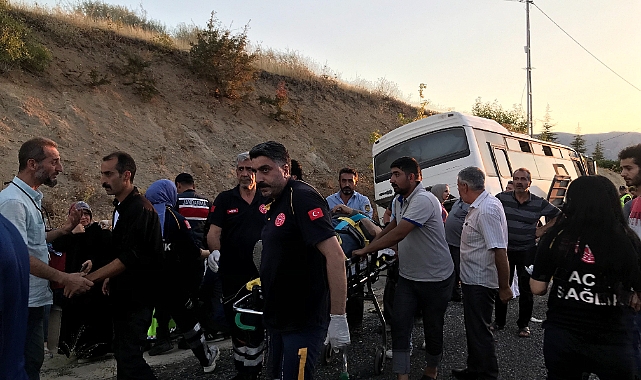 Elazığ’da tekeri patlayan midibüs su kanalına düştü: 13 yaralı