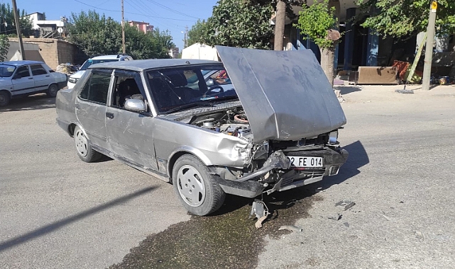 Hafi ticari araç ile otomobil çarpıştı: 1 yaralı