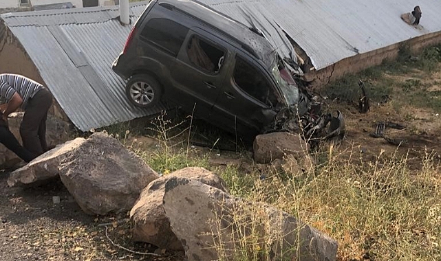 Hafif ticari araç şarampole yuvarlandı: Çok sayıda yaralı