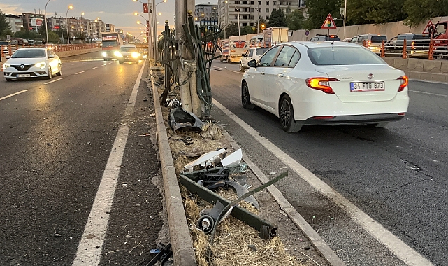 Hızını alamayan araç refüje çarptı: 3 yaralı