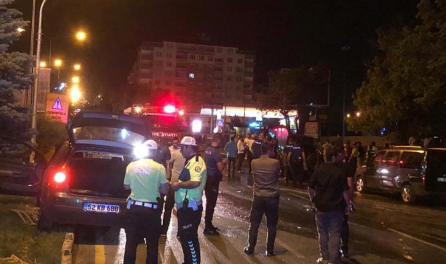 İki araç çarpıştı, biri alev topuna döndü