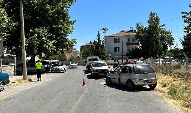 İki aracın karıştığı kazada: 6 kişi yaralandı