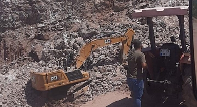 Kayaların operatörün üstüne düştü operatör feci şekilde hayatını kaybetti