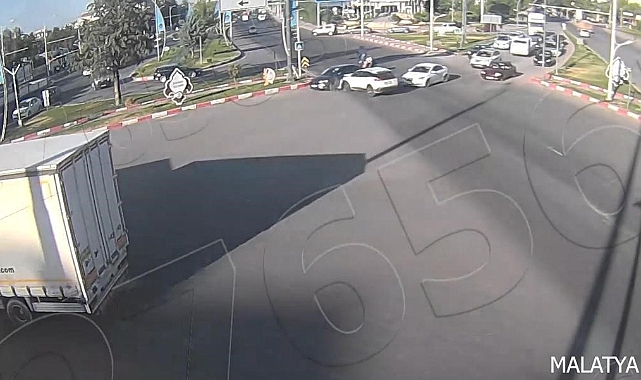 Kentte yaşanan trafik kazaları kameraya yansıdı