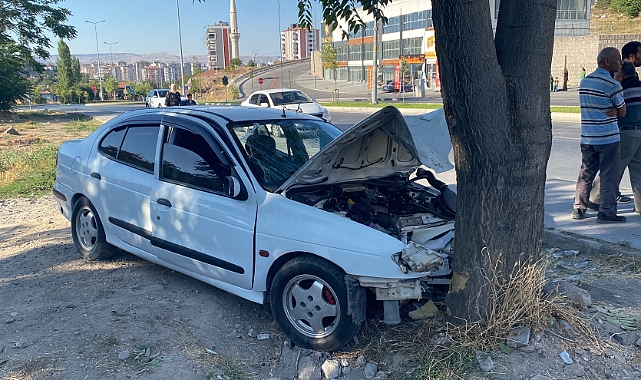 Kontrolden çıkan otomobil ağaca çarparak durabildi: 3 yaralı