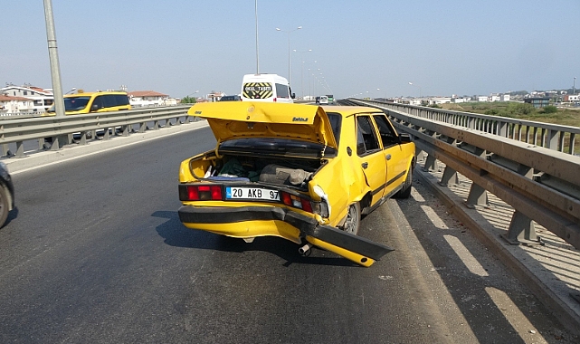 Lastiği patlayan tur minibüsü 3 araçlı kazaya neden oldu: 3 yaralı