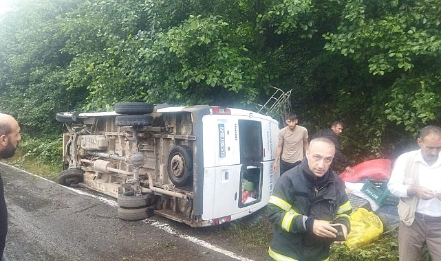 Mevsimlik işçileri taşıyan minibüs yan yattı: Yaralılar var