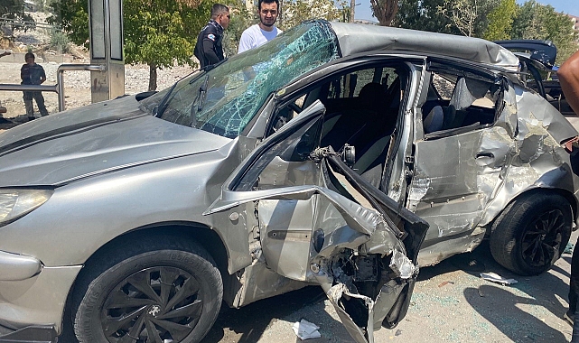 Minibüs ile otomobil çarpıştı: Yaralılar var