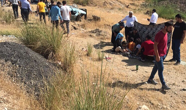 Otomobil şarampole yuvarlandı: Ölü ve yaralılar var