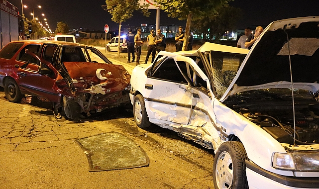 Otomobiller çarpıştı: 1'i ağır 5 yaralı