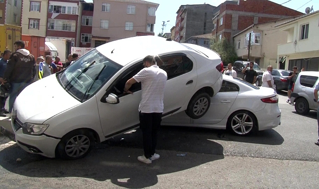 Refüje çıkan aracın altına otomobil girdi: 2 yaralı