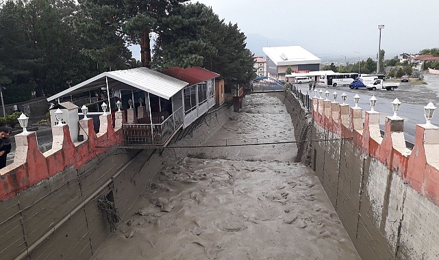 Sağanak yağış derelerden sel getirdi