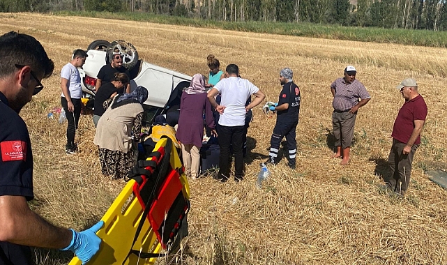Takla atan otomobil tarlaya devrildi: 4 yaralı