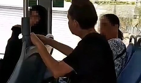 Tesettürlü kadına otobüste çirkin saldırı: "Peçeni al git"
