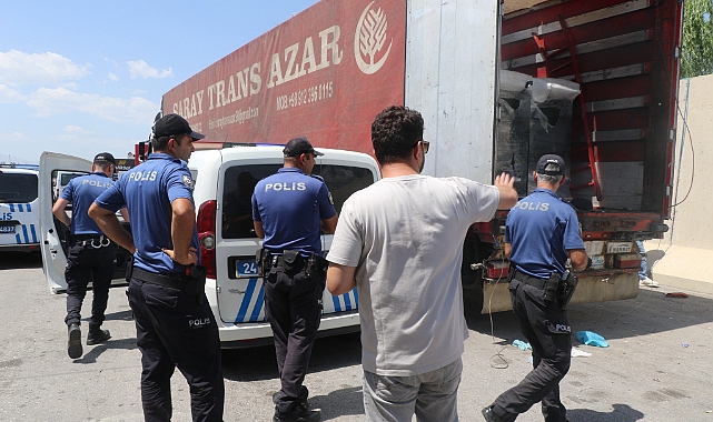 Tırın dorsesinde 70 civarında kaçak göçmen yakalandı