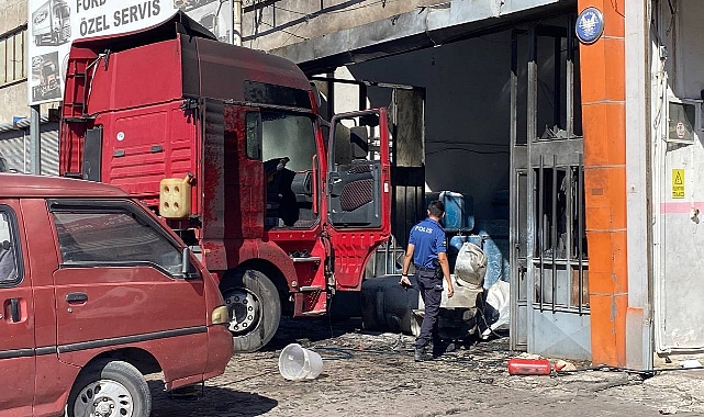Tırın yakıt deposu patladı: 1’i ağır 2 yaralı