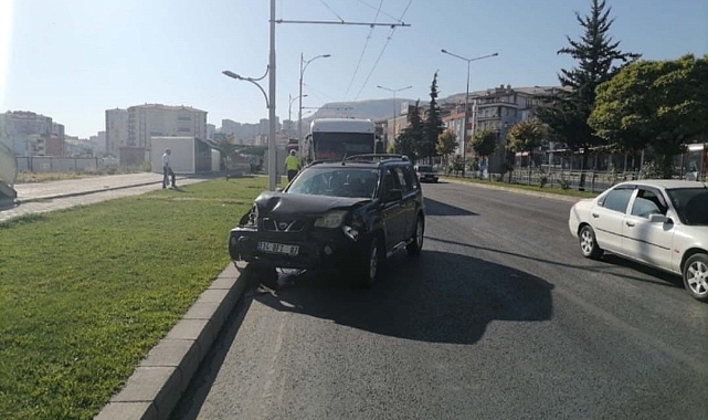 Trambüs ile otomobil çarpıştı: 2 yaralı
