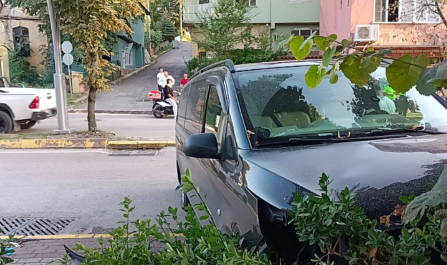 Turistleri taşıyan minibüs ağaca çarptı: 6 yaralı