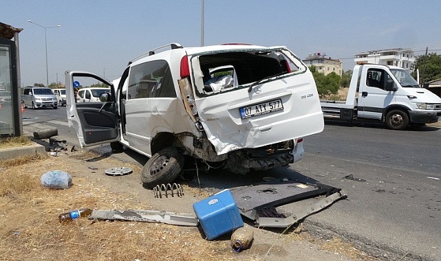 Yoldan çıkan minibüse otomobiller çarptı: 5 yaralı