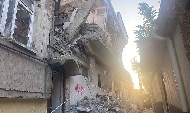 Ağır hasarlı bina mahalleliyi korkutuyor!