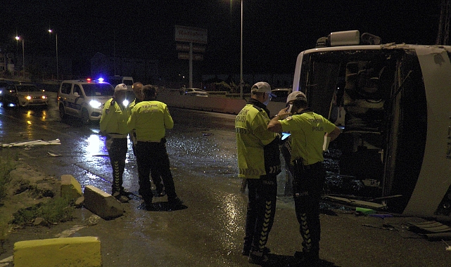 Gece vardiyasına giden işçi servisi devrildi: 6 yaralı