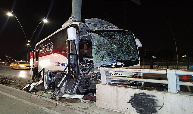 Havaalanına yolcu götüren midibüs kaza yaptı: Yaralılar var