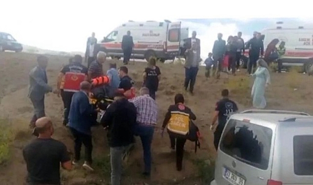 Kamyonet şarampole devrildi: Yaralılar var