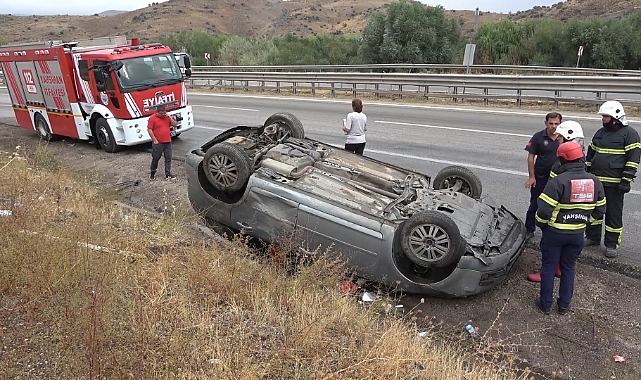 Kayganlaşan yolda otomobil takla attı: 3 yaralı