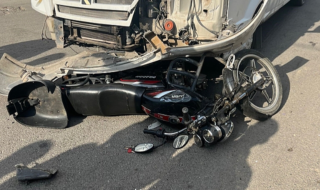 Minibüs ile motosikletin çarpıştığı kazada 3 kişi yaralandı