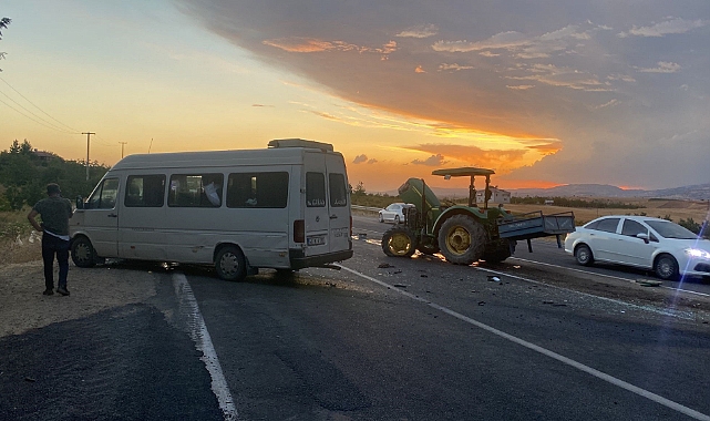 Minibüs ile traktör çarpıştı: Yaralılar var