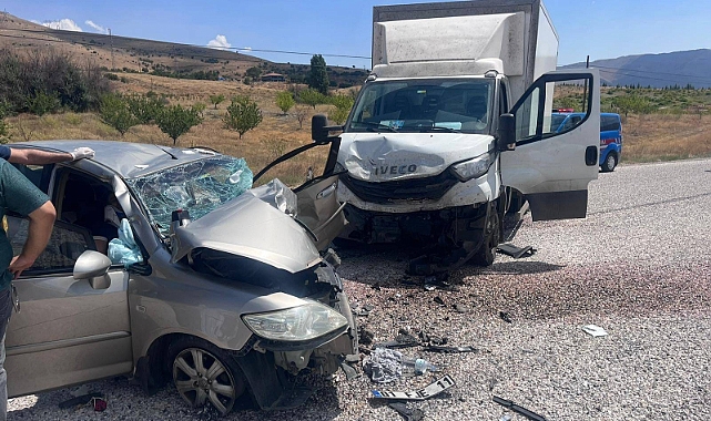 Nakliye kamyonu ile otomobil kafa kafaya çarpıştı: 4 yaralı