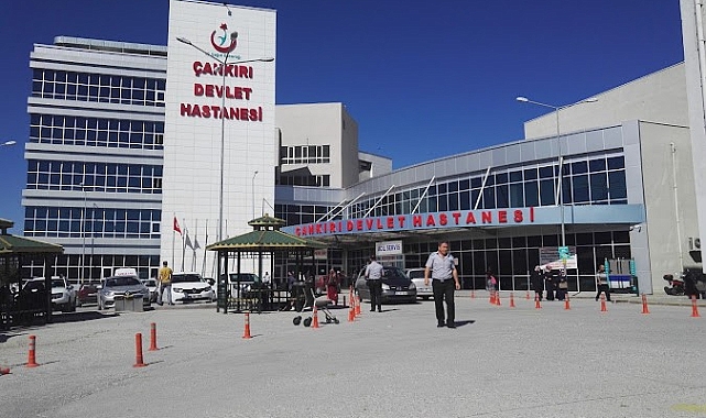 Otomobil bariyerlere çarptı: 1 ölü, 5 yaralı
