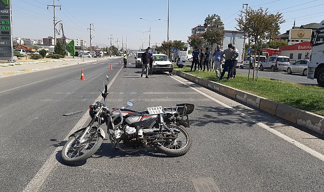 Otomobil motosikletle çarpıştı