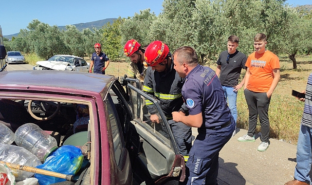 Otomobiller kafa kafaya çarpıştı: Yaralılar var