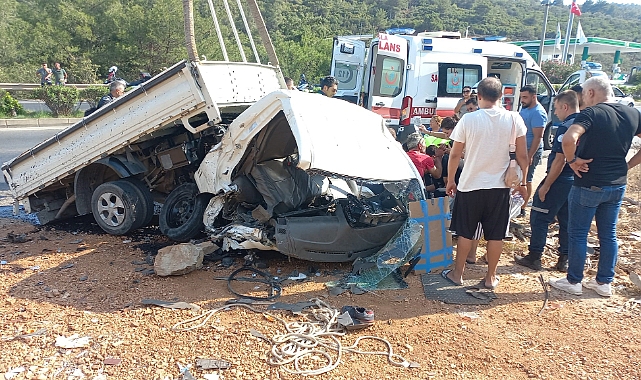 Su kanalına giren kamyonet hurdaya döndü: 1 ölü, 1 yaralı