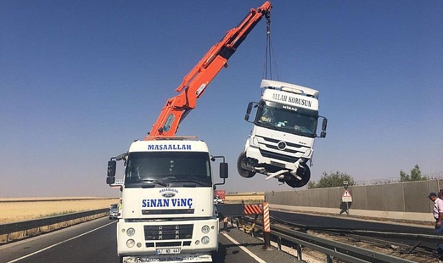 Sürücüsünün direksiyon hakimiyetini kaybettiği tır yoldan çıktı