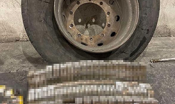 Tırın yedek lastiklerine gizlenen sigaralar yakalandı