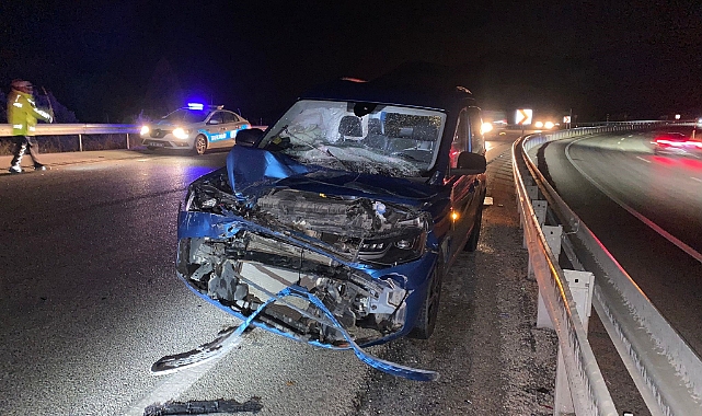 Yağış nedeniyle kayan otomobil tıra çarptı: 5 yaralı