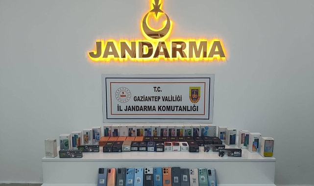 1 milyon lira değerinde kaçak telefon ve saat ele geçirildi