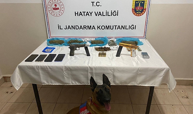 Bir araçta yapılan aramada: Tabanca ve kilolarca uyuşturucu ele geçirildi