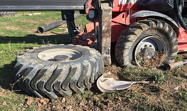 Freni boşalan iş makinası takla attı: 1 yaralı