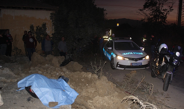 Hafif ticari araç ile motosiklet kafa kafaya çarpıştı: 1 ölü, 1 yaralı