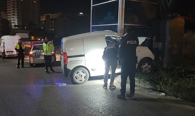 Hafif ticari araç üst geçidin ayağına çarptı: 2 ölü, 1 yaralı