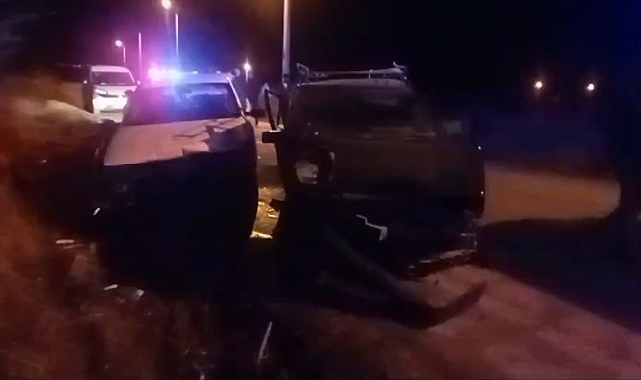 İki otomobil kafa kafaya çarpıştı: 2 yaralı