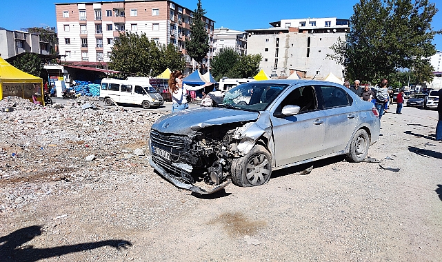 İki otomobil kavşakta çarpıştı, 1 sürücü yaralandı
