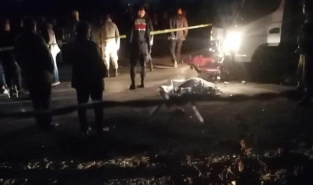 Kamyonet ile motosiklet kafa kafaya çapıştı: Ölü ve yaralı var