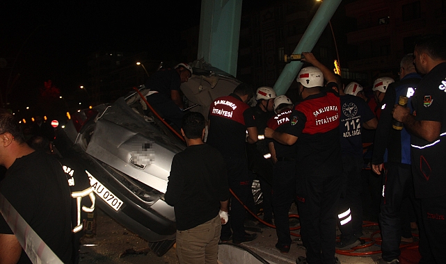 Karaköprü'de otomobil refüje çarptı: 2 ölü