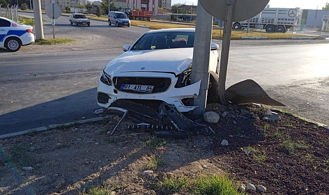 Motosiklet ile otomobil çarpıştı: Yaralılar var